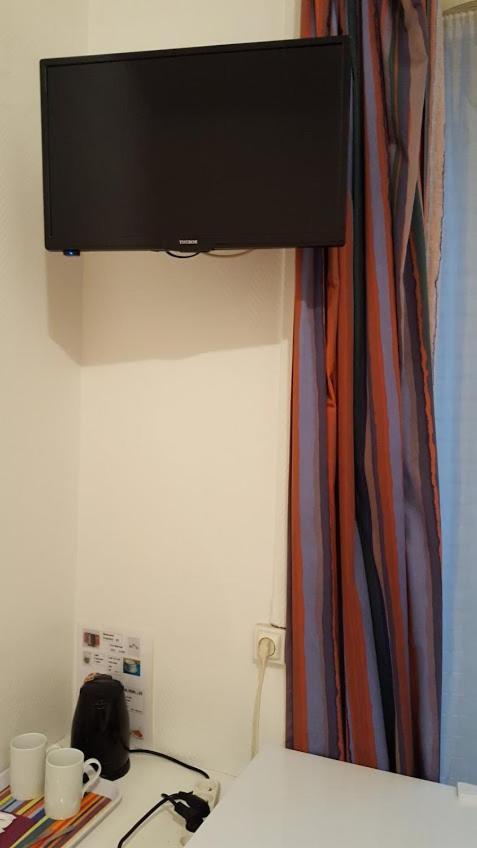 Hotel Feria Клиши Екстериор снимка
