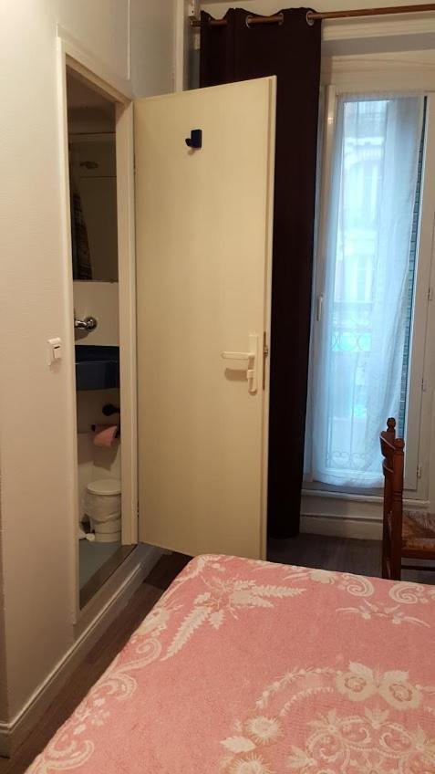 Hotel Feria Клиши Екстериор снимка